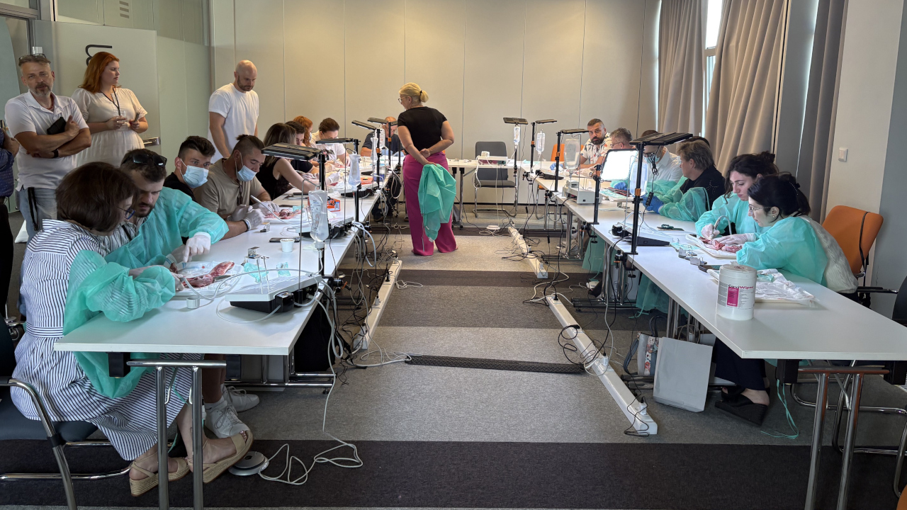 Praktické kurzy piezochirurgie přinesly účastníkům nové zkušenosti i cennou praxi